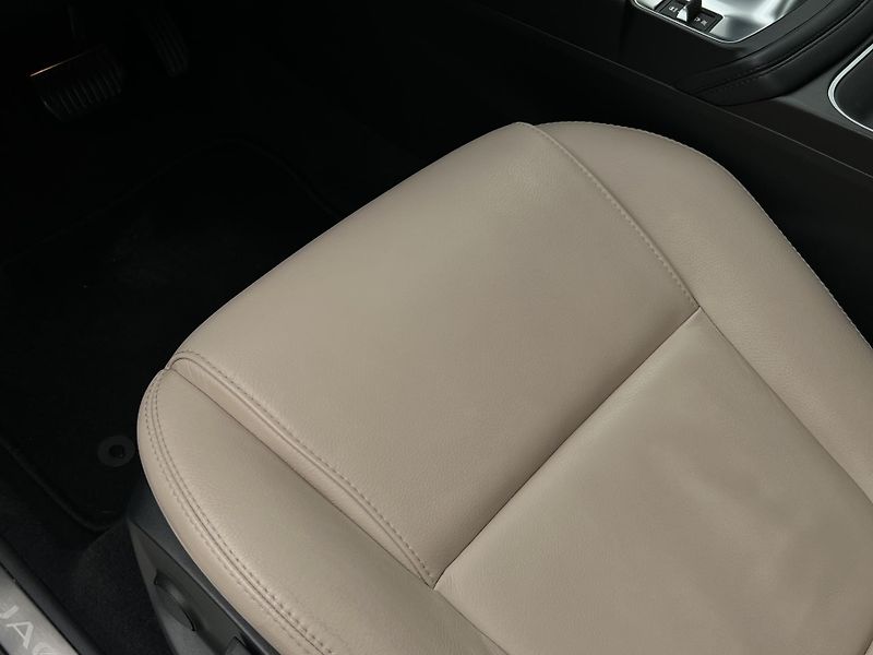 Jaguar E-Pace P250 AWD AUT - fotka 19 z 44
