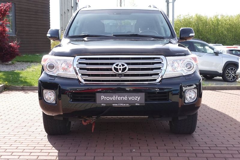 Toyota Land Cruiser 4.5D-4D V8 200kW 6A/T Lux+ - fotka 2 z 35