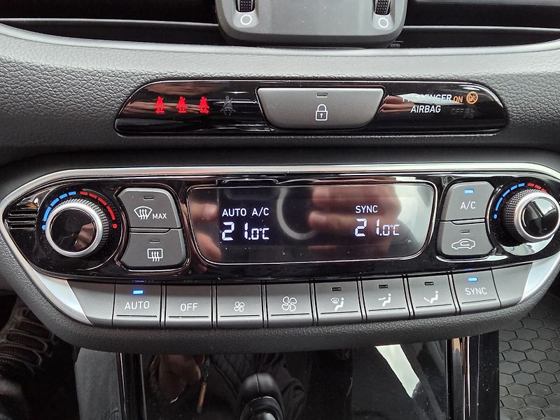 Hyundai i30 1.5-1.MAJITEL-NAVI-KAMERA - fotka 26 z 26