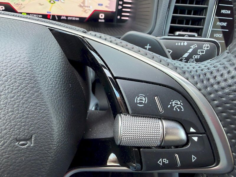 Škoda Karoq (2024) 2.0 TDI 110kW 4x4 SportLine DS - fotka 12 z 35