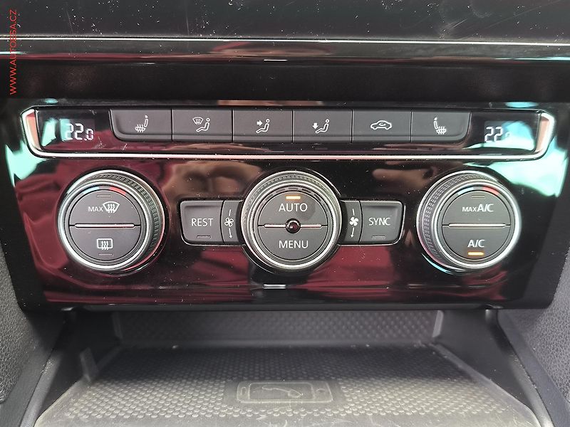 Volkswagen Passat (2019) 2.0TDi, ČR, R-Line, DSG, LED - fotka 18 z 27