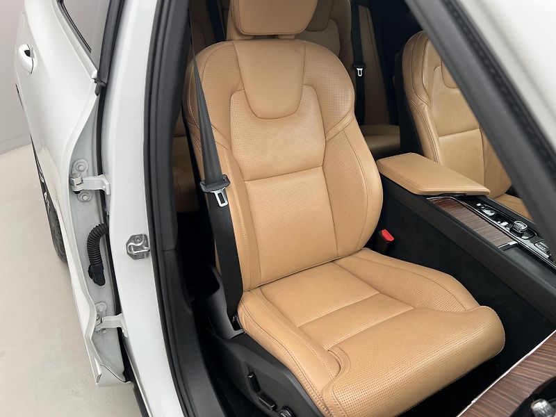 Volvo XC60 B4 AWD INSCRIPTION AUT 1.maj. - fotka 19 z 39