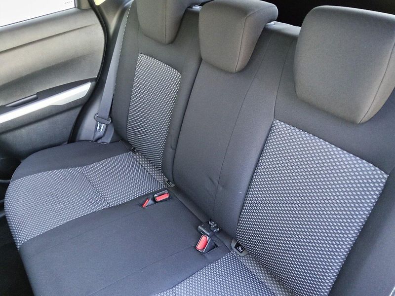 Suzuki Vitara (2015) 1.6 VVT 4x4! Kamera! 2sady kol - fotka 19 z 33