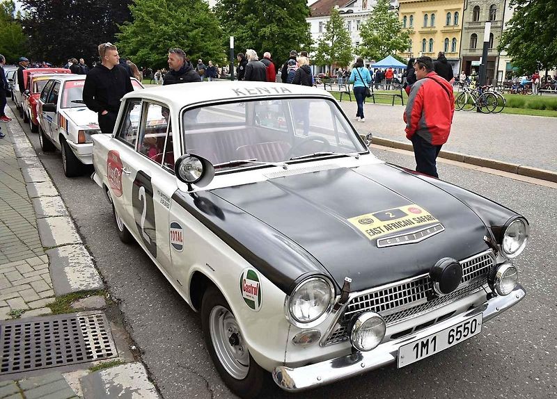 Tradiční sraz autoveteránistů na náměstí T. G. Masaryka v Prostějově. 18. května 2025