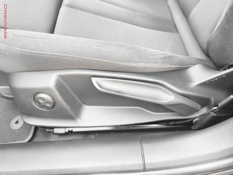 Audi A4 (2018) 2.0 TDi, Bixen, navi, +ALU - fotka 14 z 20