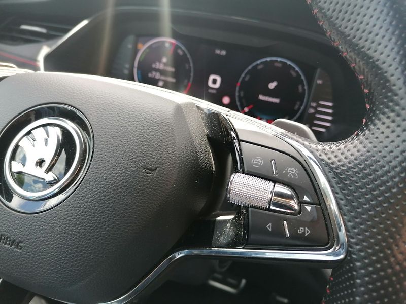 Škoda Octavia (2021) 1.4 TSI iV RS 180kW Head-up - fotka 22 z 29