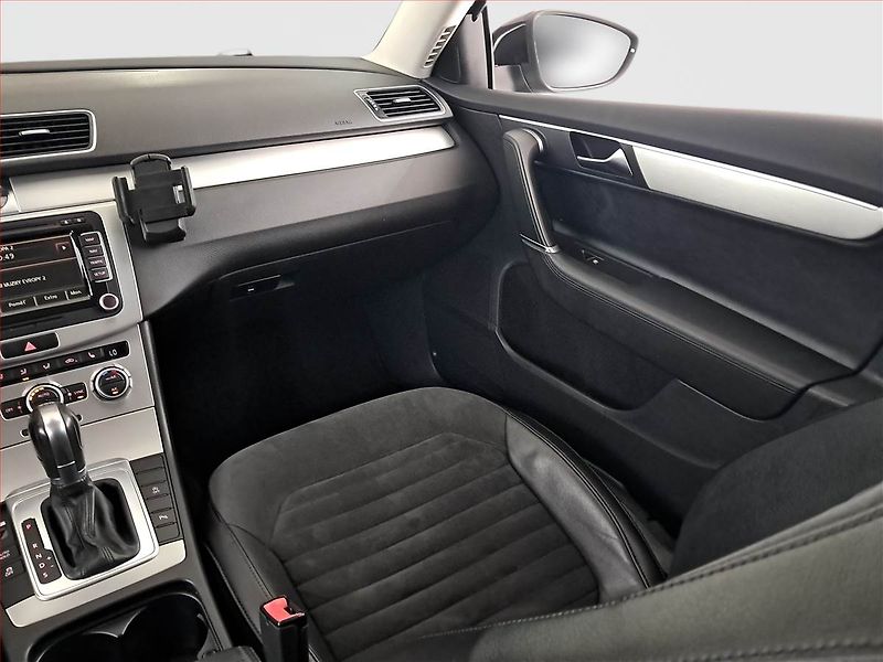 Volkswagen Passat (2012) 2.0 TDI, Automat, Navi - fotka 8 z 20