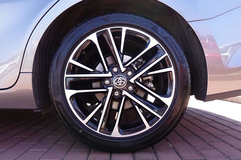 Toyota Camry 2,5 HEV Executive - fotka 8 z 36
