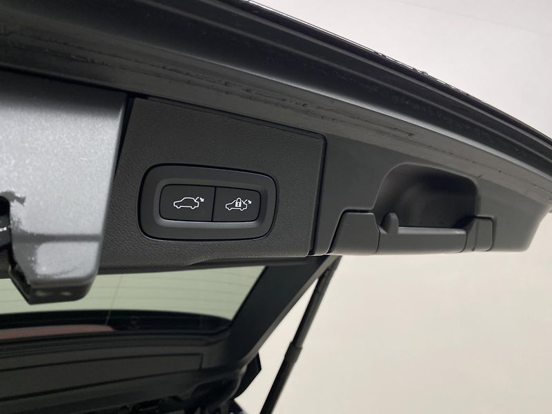Volvo XC60 B4 AWD DARK PLUS AUT  - fotka 33 z 56