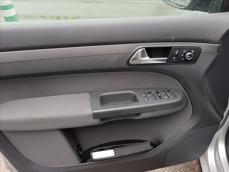 Volkswagen Touran 1,2 TSi  Comfortline - fotka 22 z 24