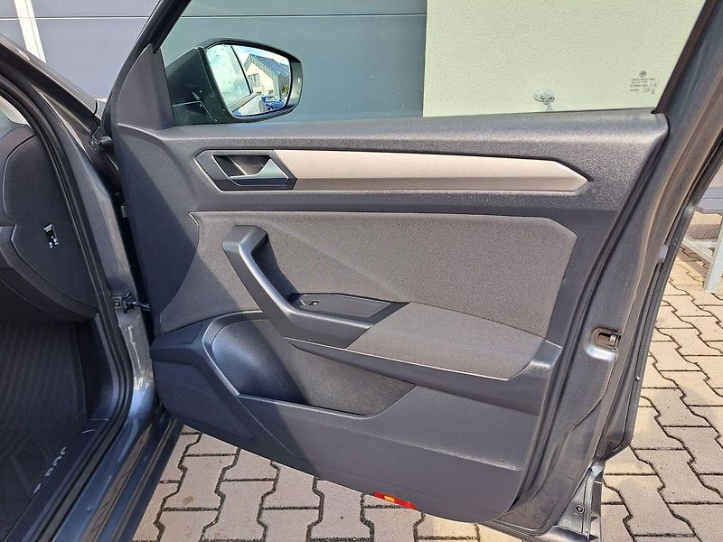 Volkswagen T-Roc (2022) 1.5 TSI DSG Style 110kW ZÁRUKA - fotka 29 z 30