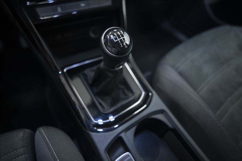 Volkswagen Touran 2,0 TDI MASÁŽ KAMERA VÝHŘEV ČR - fotka 22 z 39
