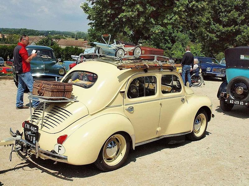 Renault 4CV byl prvním francouzským vozem s více než milionem vyrobených kusů. Zároveň se stal prvním západním osobním automobilem dováženým do někdejšího socialistického Československa. Foto: Wikimedia Commons, François Goglins, CC BY-SA 4.0