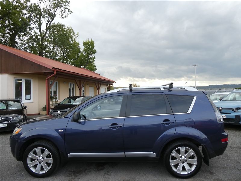 Mitsubishi Outlander 2,4 i 125kW 7.míst,4x4,automat - fotka 5 z 35