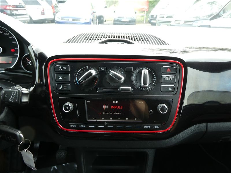 Seat Mii 1,0 MPi 55kW FR line 1.MAJITEL - fotka 27 z 38