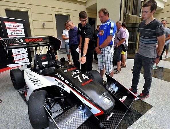 Studenti Vysokého učení technického v Brně představili novou generaci vlastní formule.