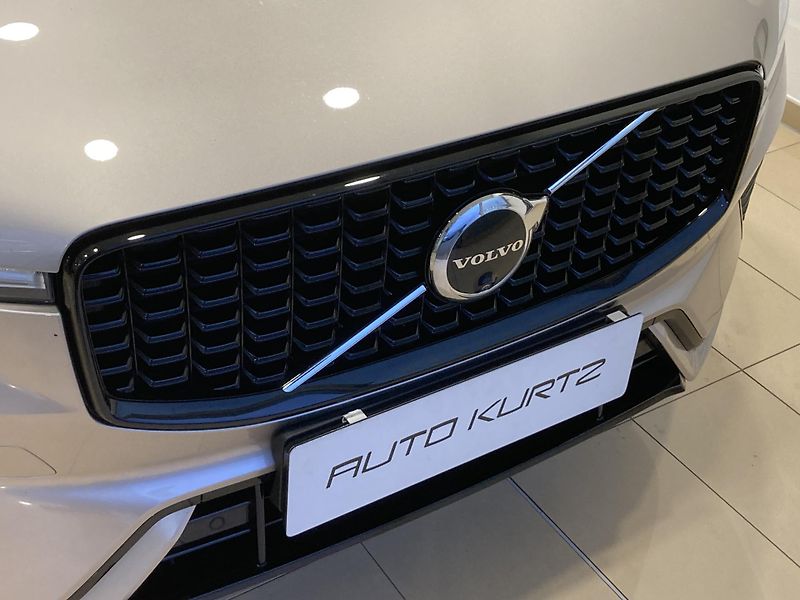 Volvo XC60 T6 eAWD ULTRA DARK - fotka 3 z 26
