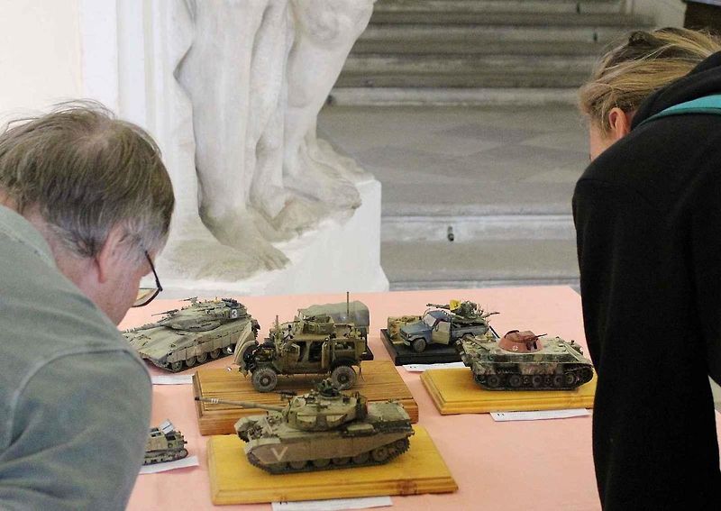 Již poosmé se sjeli plastikoví modeláři na zámek v Ploskovicích, aby zde představili své výtvory při výstavě a veřejné soutěži Litoměřický kalich. Na snímku je model londýnského Omnibusu.