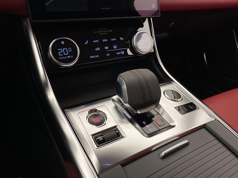 Jaguar XF P300 R-DYNAMIC S AWD AUT CZ - fotka 26 z 44