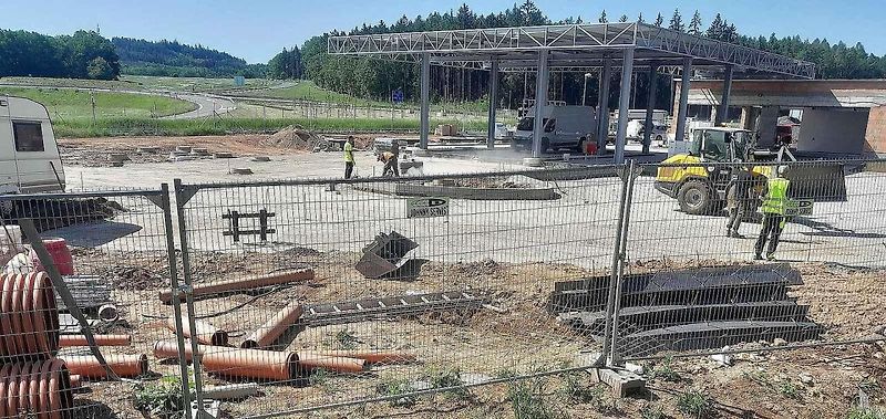 Rozsáhlá rekonstrukce benzínové pumpy u jesenické křižovatky na trasách Praha - Karlovy Vary a Žatec - Plzeň.