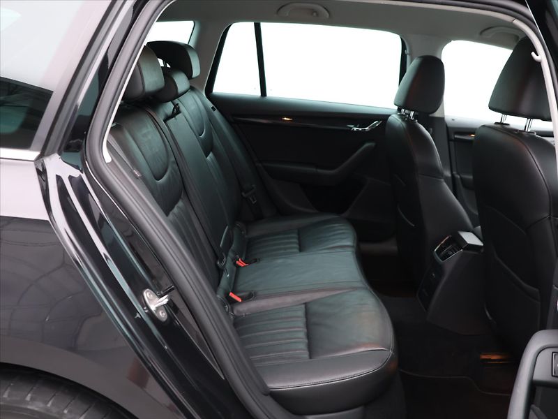 Škoda Octavia 1,6 TDI DSG Style+ LED Kůže - fotka 11 z 24