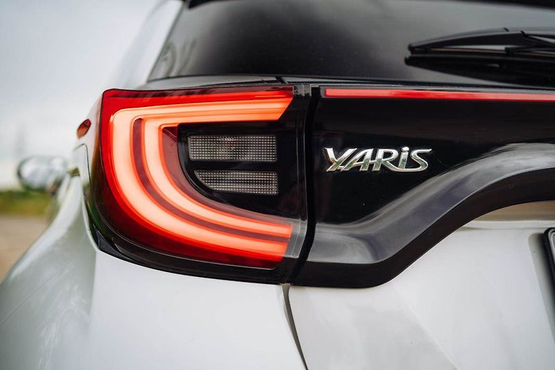 Toyota Yaris (2023) 1.5 VVT-i Hybrid - fotka 13 z 32