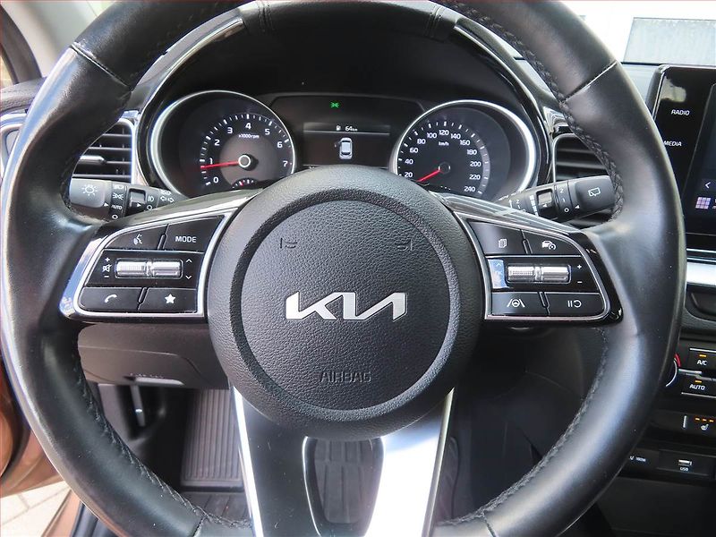 Kia Ceed (2021) Gold 1.5 T-GDI, Serv.kniha - fotka 16 z 19