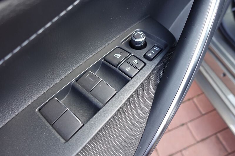 Toyota Corolla 2,0HSD e-CVT Comfort Tech - fotka 10 z 33