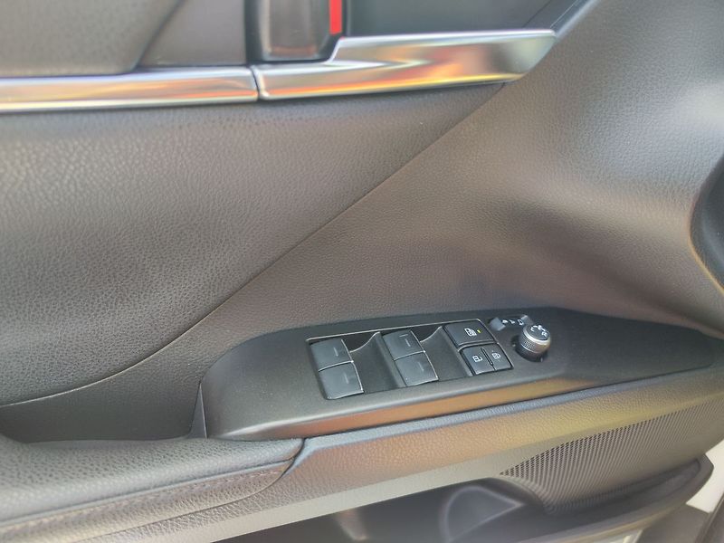 Toyota Camry 2.5 HEV/160kW Executive e-CVT - fotka 31 z 35