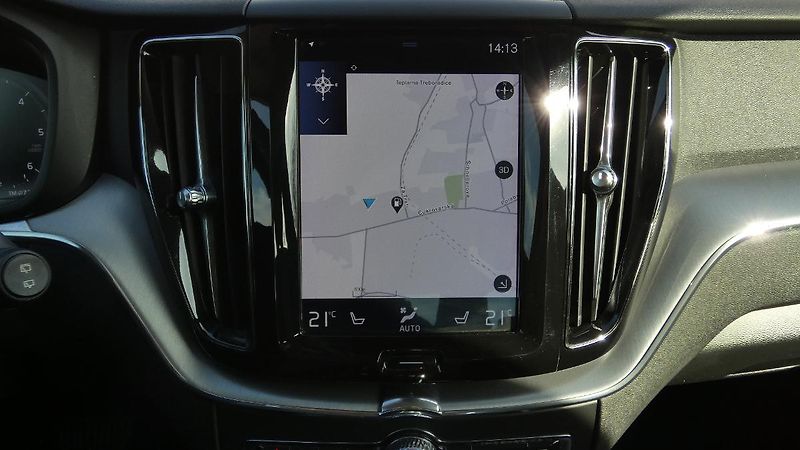 Volvo XC60 D4 Drive-E Momentum AWD - fotka 14 z 21