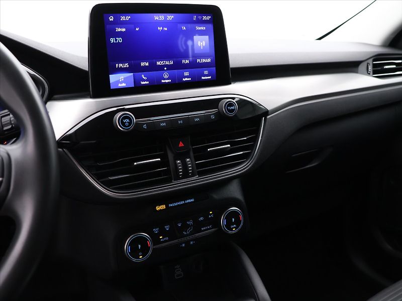 Ford Kuga 2,5 Hybrid 140kW AWD Titanium - fotka 17 z 28
