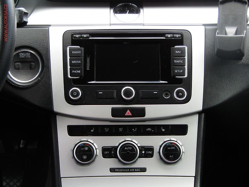 Volkswagen Passat (2013) 1.6TDi, AC, výhřev sed - fotka 9 z 18