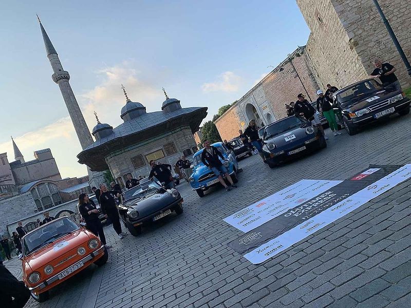 Společným příjezdem na náměstí k mešitě Hagia Sophia v Istanbulu jízda 23 českých veteránů vyvrcholila.