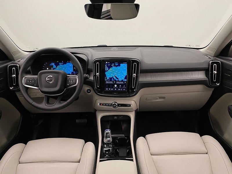 Volvo XC40 B4 DARK ULTRA AUT CZ - fotka 2 z 59