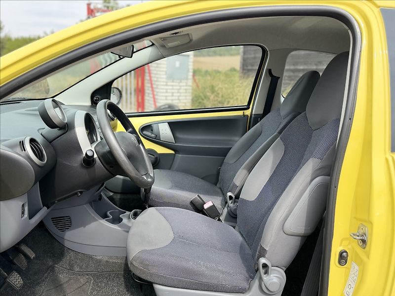 Peugeot 107 1,0 i 77tKm KLIMA SERVO - fotka 9 z 19