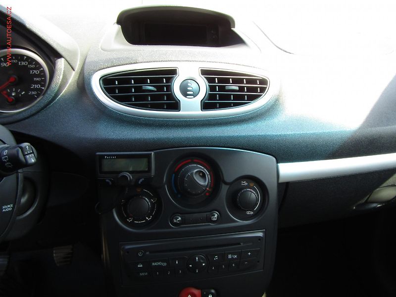 Renault Clio (2009) 1.5 dCi, ČR, AC, el. výbava - fotka 12 z 18