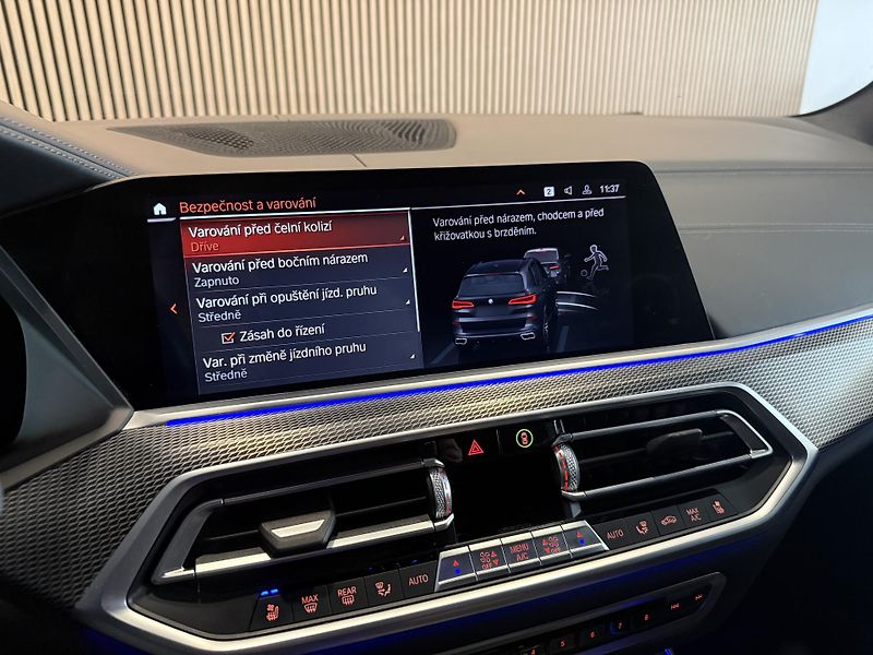 BMW X5 M50d HUD Vzduch H/K Tažné CZ - fotka 34 z 46