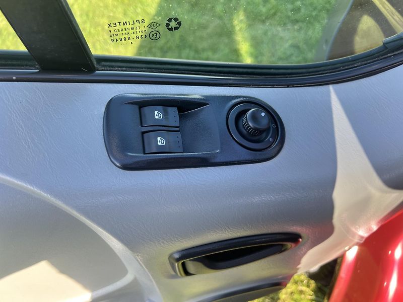 Opel Vivaro 1.9CDTI 74KW,5 MÍST,KLIMA,TZ - fotka 31 z 39