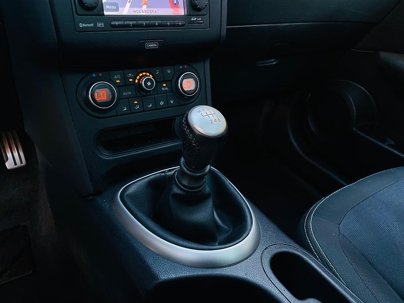Nissan Qashqai 2.0i KAMERA TAŽNÉ SERVISKA 7M - fotka 36 z 45