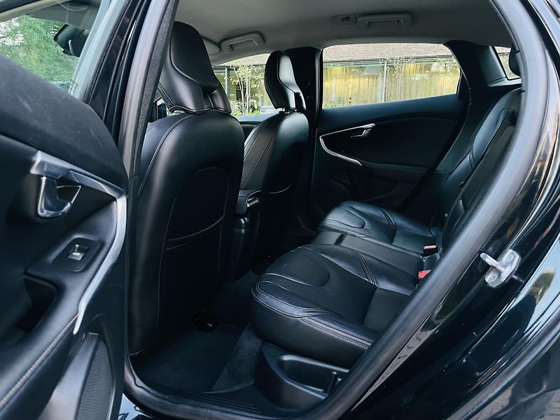 Volvo V40 2.0D3 MANUÁL CROSS SERVISKA  - fotka 30 z 43