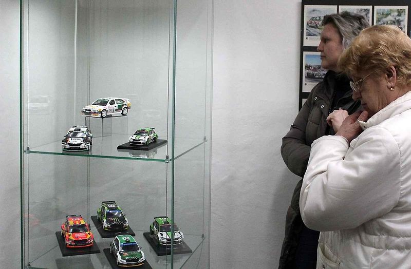Modely vozů Škoda s pamětními mincemi.