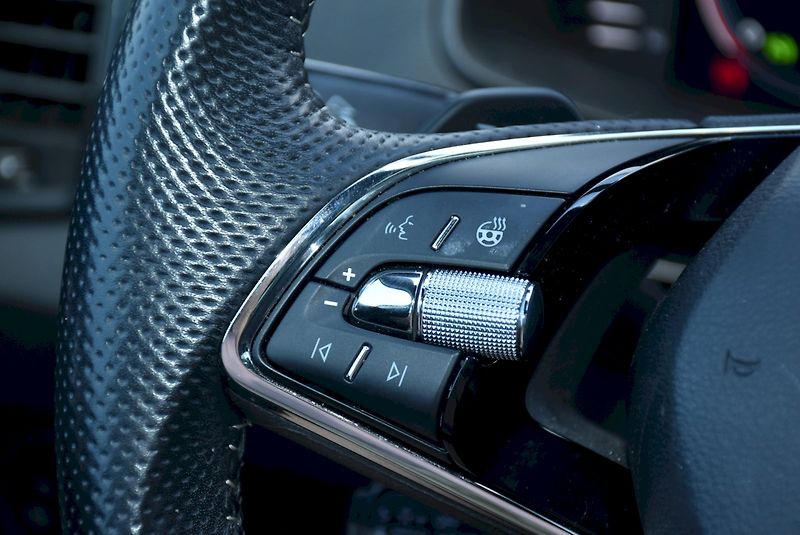 Škoda Karoq (2023) Sportline Exclusive 1.5 TSI 11 - fotka 31 z 35
