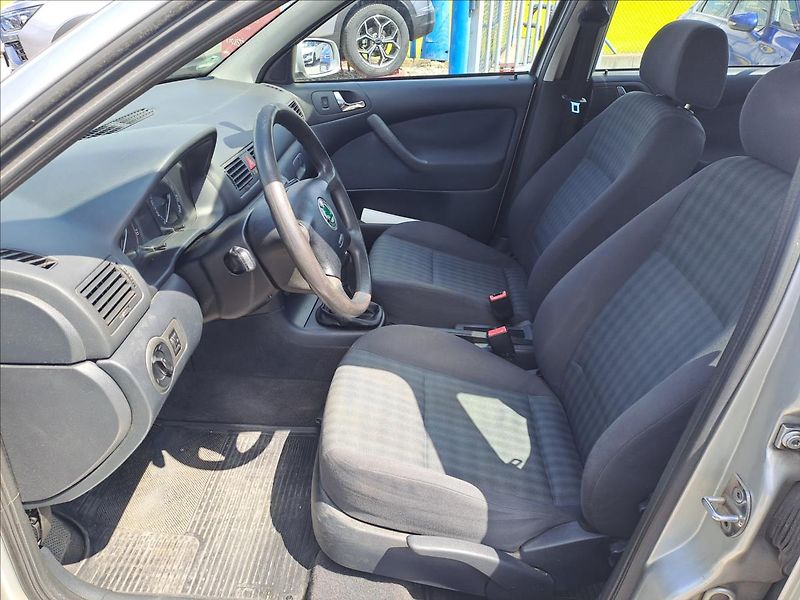 Škoda Octavia 1,6 i TOUR,KLIMA - fotka 5 z 14