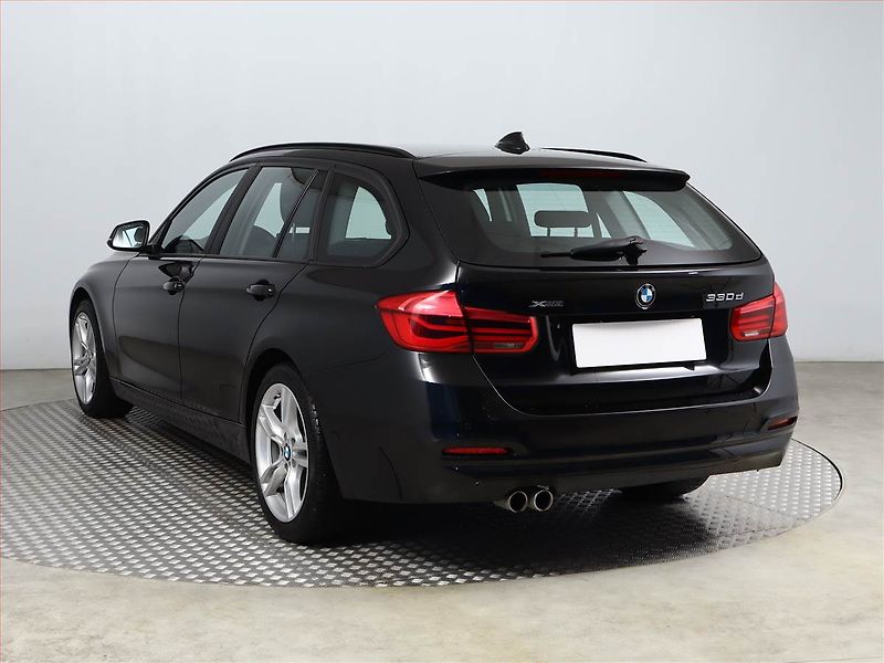 BMW Řada 3 (2016) 330 d xDrive, 4X4, Automat - fotka 4 z 20