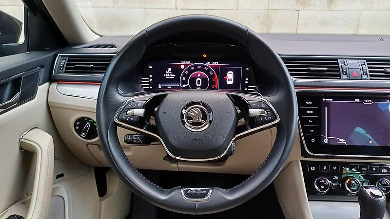 Škoda Superb L&K 2.0TSI 200kW-TZ-ČR-DPH - fotka 26 z 50