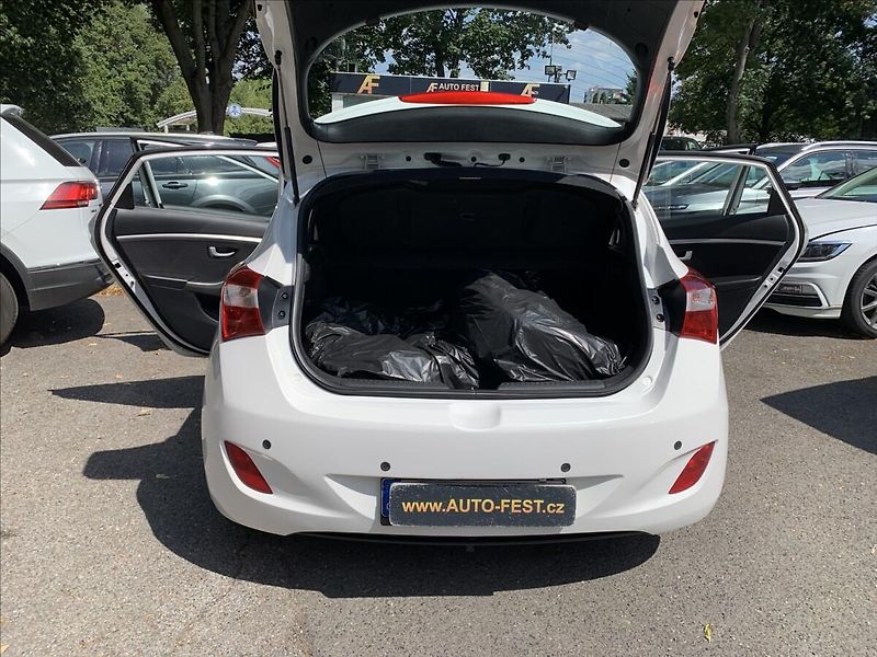 Hyundai i30 1,4 i, ČR - fotka 17 z 17