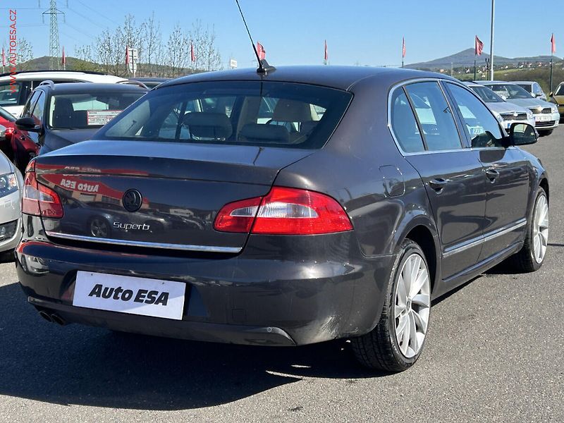 Škoda Superb (2009) 2.0 TDi, DSG, navi, xenon - fotka 4 z 17