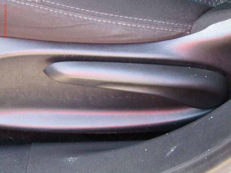 Peugeot 208 (2015) 1.4d, ČR, autoAC, temp - fotka 11 z 17