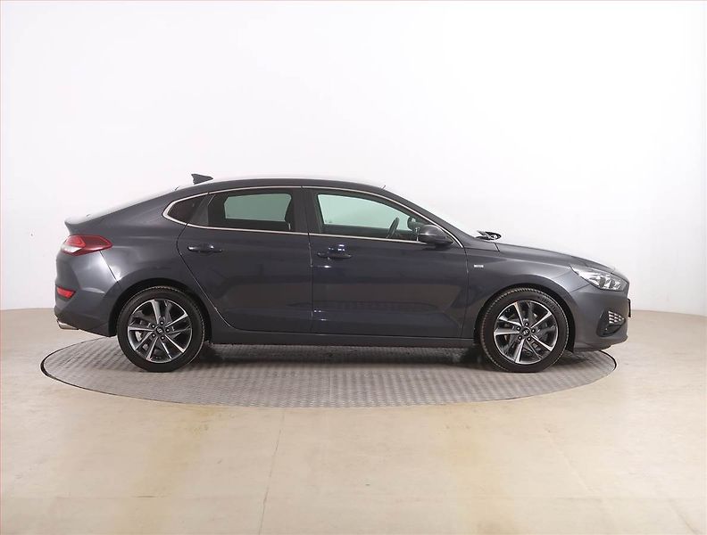Hyundai i30 (2023) Family 1.5 T-GDI MHEV, Automat - fotka 6 z 19