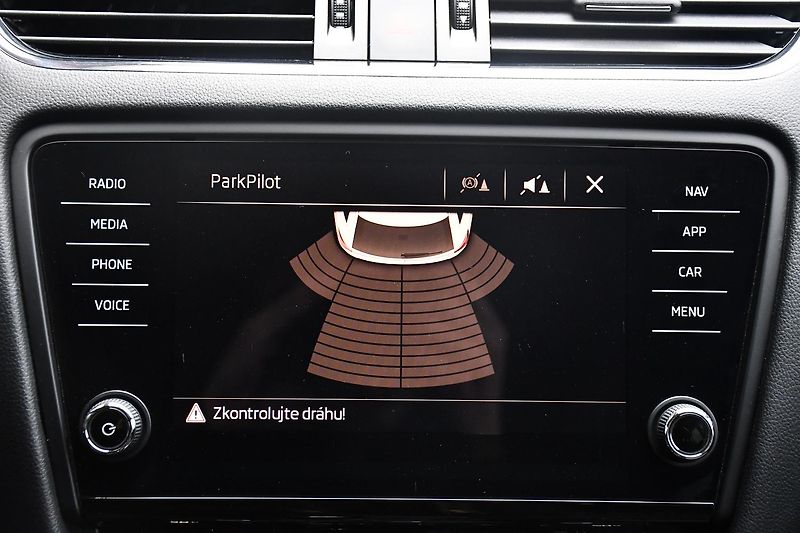 Škoda Octavia 1.6TDi STYLE ACC ČR - fotka 32 z 37